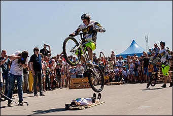 11 июнь 2016 г., Барнаул © Амител Вячеслав Мельников   Покой им только снится. Шоу с прыжками экстрималов на мотоциклах