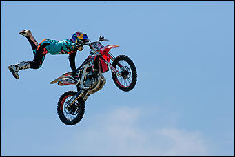 11 июнь 2016 г., Барнаул © Амител Вячеслав Мельников   Покой им только снится. Шоу с прыжками экстрималов на мотоциклах