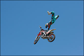 11 июнь 2016 г., Барнаул © Амител Вячеслав Мельников   Покой им только снится. Шоу с прыжками экстрималов на мотоциклах