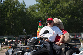 11 июнь 2016 г., Барнаул © Амител Вячеслав Мельников   Покой им только снится. Шоу с прыжками экстрималов на мотоциклах