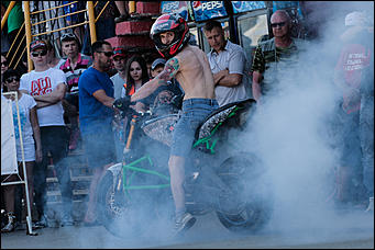 11 июнь 2016 г., Барнаул © Амител Вячеслав Мельников   Покой им только снится. Шоу с прыжками экстрималов на мотоциклах