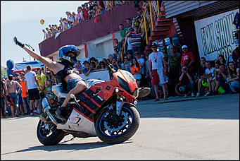 11 июнь 2016 г., Барнаул © Амител Вячеслав Мельников   Покой им только снится. Шоу с прыжками экстрималов на мотоциклах