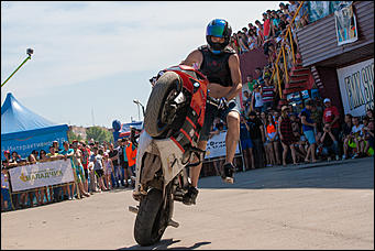 11 июнь 2016 г., Барнаул © Амител Вячеслав Мельников   Покой им только снится. Шоу с прыжками экстрималов на мотоциклах