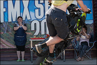 11 июнь 2016 г., Барнаул © Амител Вячеслав Мельников   Покой им только снится. Шоу с прыжками экстрималов на мотоциклах