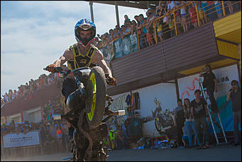11 июнь 2016 г., Барнаул © Амител Вячеслав Мельников   Покой им только снится. Шоу с прыжками экстрималов на мотоциклах
