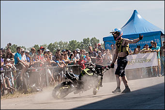 11 июнь 2016 г., Барнаул © Амител Вячеслав Мельников   Покой им только снится. Шоу с прыжками экстрималов на мотоциклах