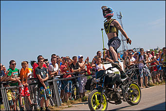 11 июнь 2016 г., Барнаул © Амител Вячеслав Мельников   Покой им только снится. Шоу с прыжками экстрималов на мотоциклах