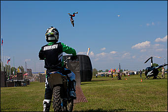 11 июнь 2016 г., Барнаул © Амител Вячеслав Мельников   Покой им только снится. Шоу с прыжками экстрималов на мотоциклах