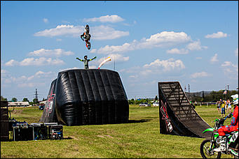 11 июнь 2016 г., Барнаул © Амител Вячеслав Мельников   Покой им только снится. Шоу с прыжками экстрималов на мотоциклах