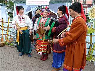 15 сентябрь 2012 г., Барнаул   Фестиваль национальных культур "Единой семьей на Алтае живем"