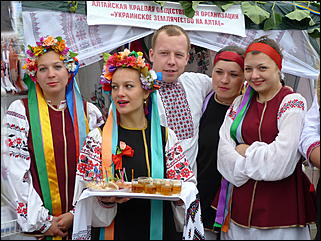 15 сентябрь 2012 г., Барнаул   Фестиваль национальных культур "Единой семьей на Алтае живем"