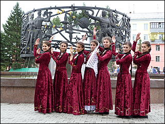 15 сентябрь 2012 г., Барнаул   Фестиваль национальных культур "Единой семьей на Алтае живем"