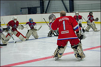 4 февраль 2017 г., Барнаул © Амител Вячеслав Мельников   Звезды советского хоккея провели матч в честь 80-летия Алтайского края
