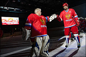 4 февраль 2017 г., Барнаул © Амител Вячеслав Мельников   Звезды советского хоккея провели матч в честь 80-летия Алтайского края
