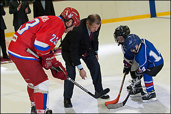 4 февраль 2017 г., Барнаул © Амител Вячеслав Мельников   Звезды советского хоккея провели матч в честь 80-летия Алтайского края
