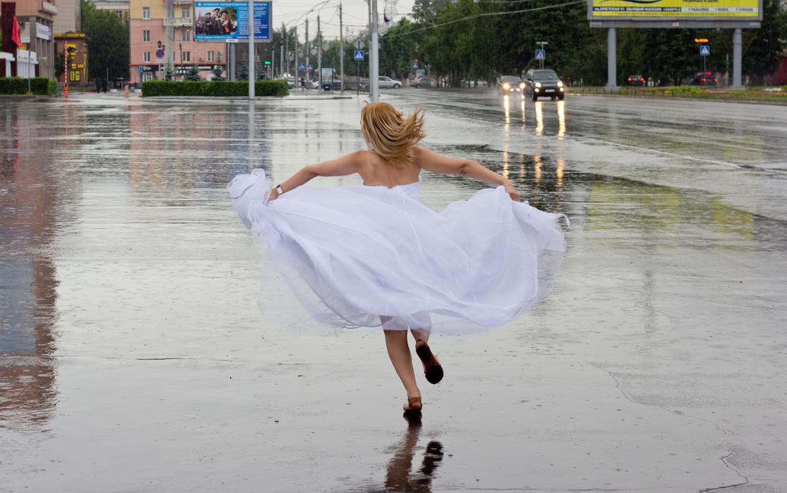 Невеста бежит в платье. Невеста убегает. Девушка бежит в свадебном платье. Сбежавшая невеста.