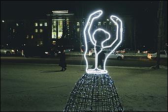 16 декабря 2020 г., Барнаул. Екатерина Смолихина   Светящиеся бокалы, балерины и бык. Как Барнаул принарядился к Новому году