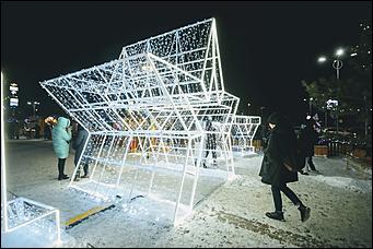 16 декабря 2020 г., Барнаул. Екатерина Смолихина   Светящиеся бокалы, балерины и бык. Как Барнаул принарядился к Новому году