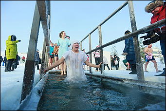 19 январь 2017 г., Барнаул Фото: Екатерина Смолихина   Сотни верующих пришли на Крещение в Барнауле
