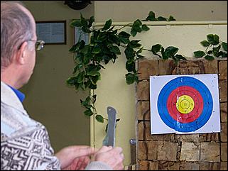 29 ноября 2008 г., Барнаул   Соревнования по метанию ножей: турнир для СМИ