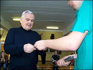 29 ноября 2008 г., Барнаул   Соревнования по метанию ножей: турнир для СМИ