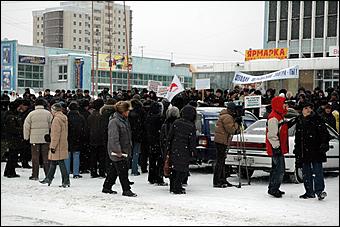 11 февраля 2006 г., Барнаул <br> Пикет в защиту Олега Щербинского   Адвокат <STRONG>Сергей Шмаков </STRONG>подтвердил намерение Щербинского обжаловать вынесенный приговор