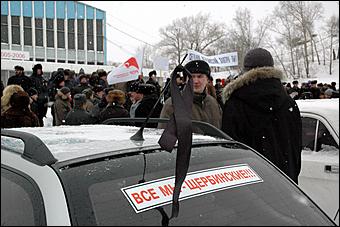11 февраля 2006 г., Барнаул <br> Пикет в защиту Олега Щербинского   Адвокат <STRONG>Сергей Шмаков </STRONG>подтвердил намерение Щербинского обжаловать вынесенный приговор