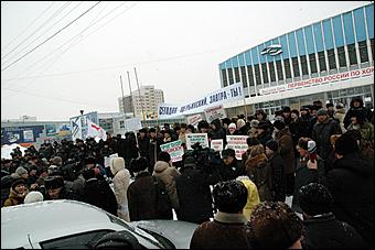 11 февраля 2006 г., Барнаул <br> Пикет в защиту Олега Щербинского   Адвокат <STRONG>Сергей Шмаков </STRONG>подтвердил намерение Щербинского обжаловать вынесенный приговор