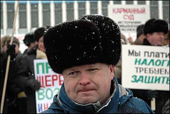 11 февраля 2006 г., Барнаул <br> Пикет в защиту Олега Щербинского   Адвокат <STRONG>Сергей Шмаков </STRONG>подтвердил намерение Щербинского обжаловать вынесенный приговор