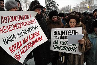 11 февраля 2006 г., Барнаул <br> Пикет в защиту Олега Щербинского   Адвокат <STRONG>Сергей Шмаков </STRONG>подтвердил намерение Щербинского обжаловать вынесенный приговор