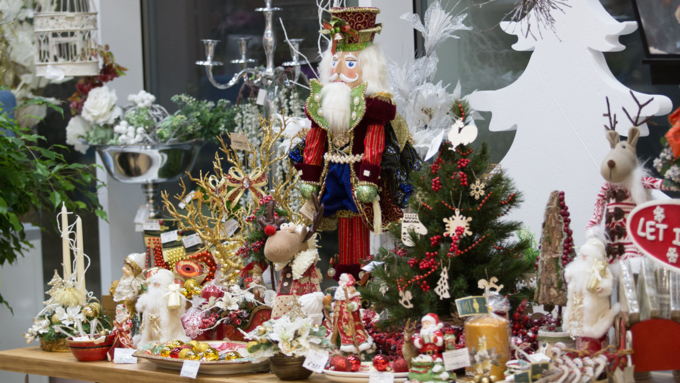 1 декабрь 2016 г., Барнаул &copy; Амител Вячеслав Мельников   Новый год за стеклом. Модные бутики начали украшать витрины к празднику  