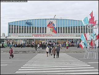    Город празднует