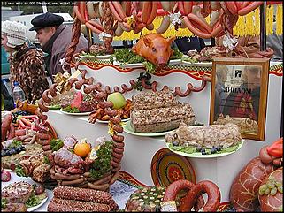    Город празднует