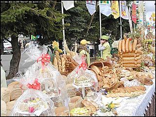    Город празднует