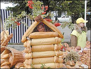    Город празднует