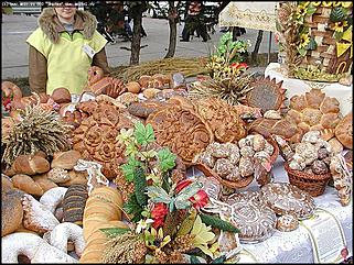    Город празднует