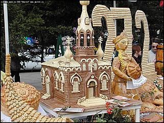    Город празднует