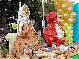    Город празднует