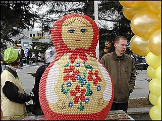    Город празднует