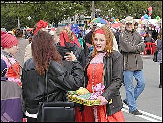    Город празднует