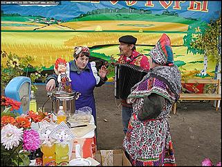    Город празднует