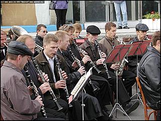    Город празднует