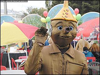    Город празднует