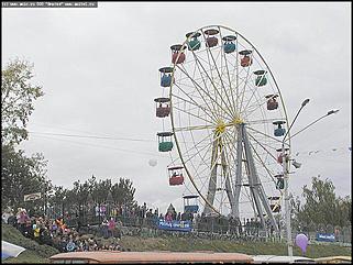    Город празднует