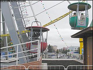    Город празднует