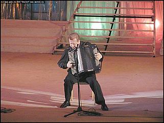    Город празднует