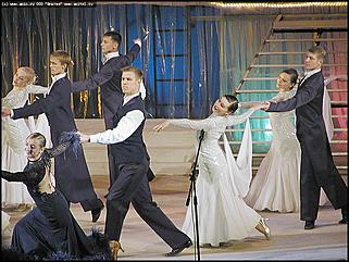    Город празднует