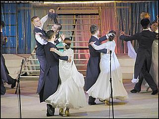    Город празднует