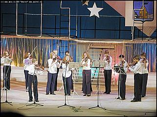    Город празднует