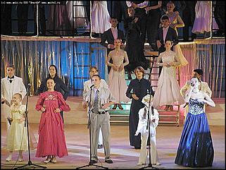    Город празднует